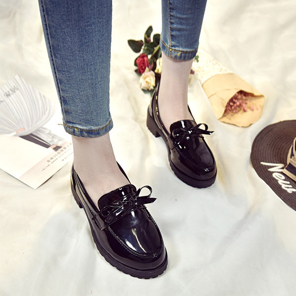 Pantofi de dama din piele lacuita - doua modele