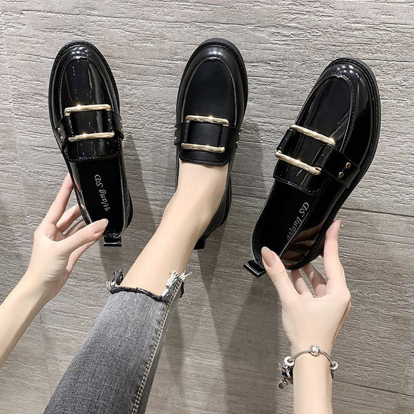 Pantofi moderni de dama din imitatie de piele cu element metalic in negru