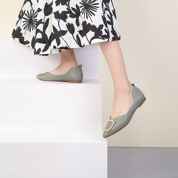 Model ascuțit de pantofi de damă cu cataramă