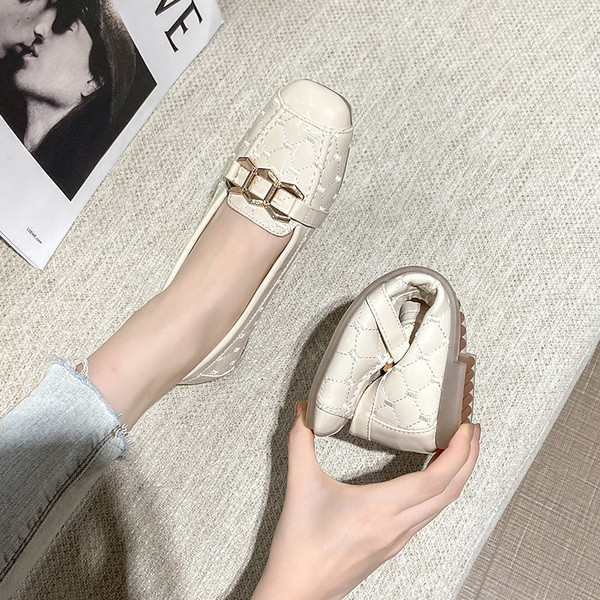 Pantofi de dama din piele cu decor metalic - din piele ecologica