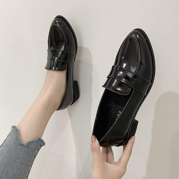 Pantofi de primăvară damă din piele lăcută model ascuțit