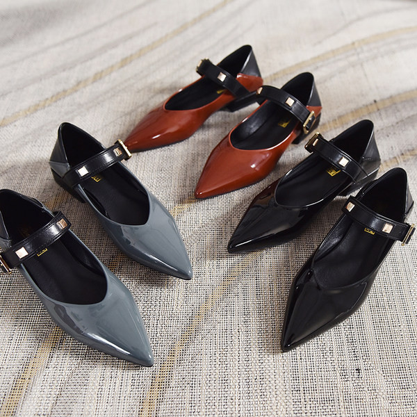 Model ascutit de pantofi casual dama cu catarama