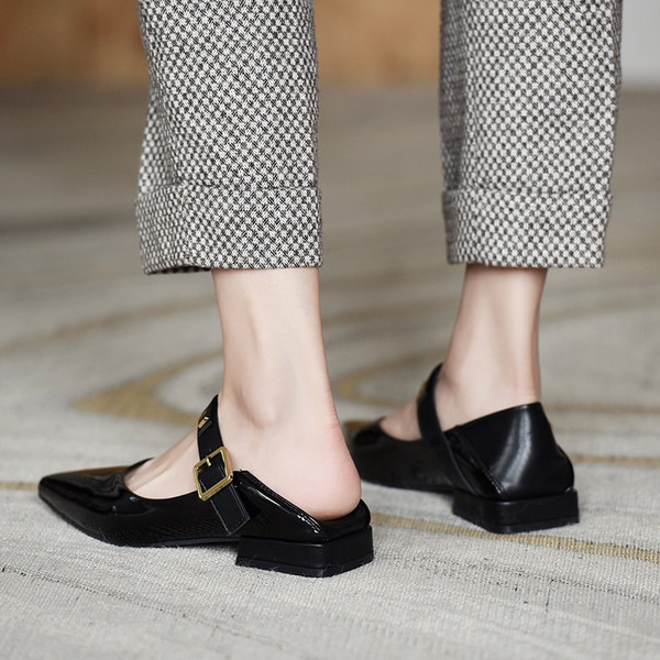 Model ascutit de pantofi casual dama cu catarama