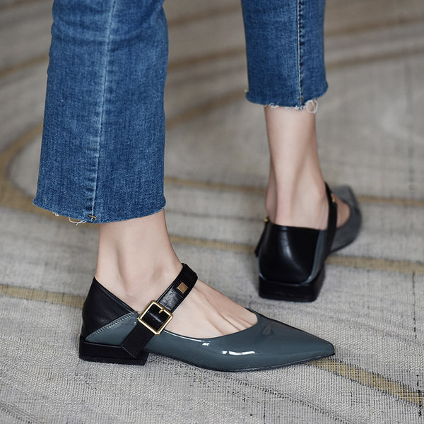 Model ascutit de pantofi casual dama cu catarama