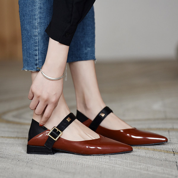 Model ascutit de pantofi casual dama cu catarama