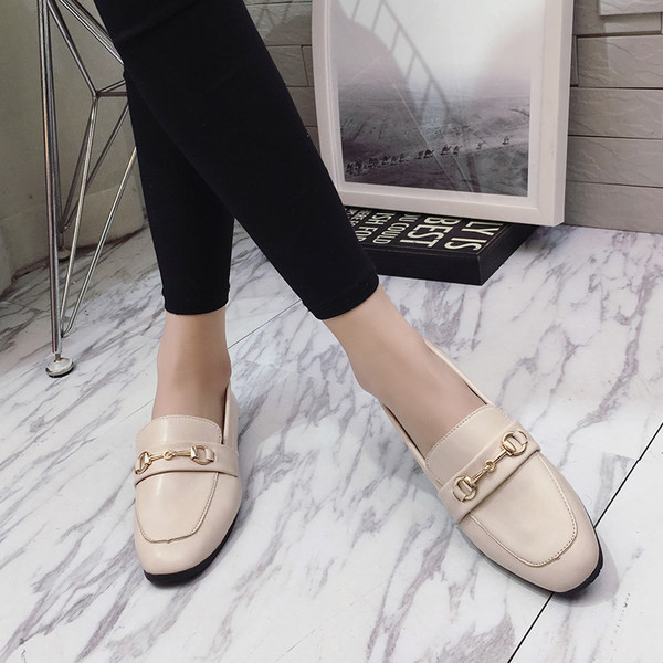 Model nou de pantofi de dama din piele cu element metalic