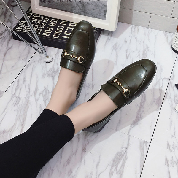 Model nou de pantofi de dama din piele cu element metalic