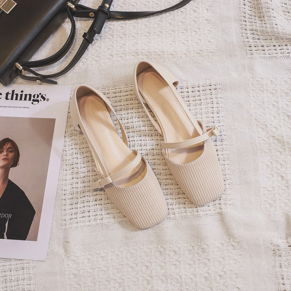 Model nou de pantofi de dama cu panglica si toc patrat jos