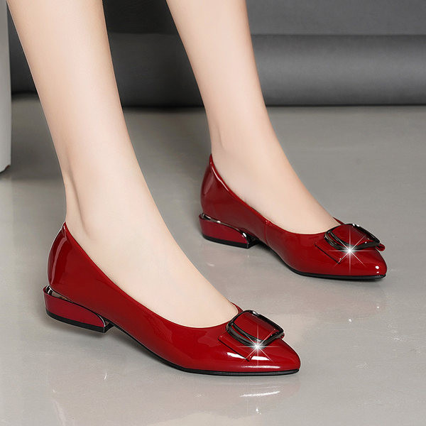 Pantofi dama din piele lacuita - model ascutit cu catarama