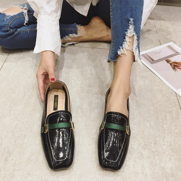 Model rotunjit de pantofi din piele lacuita cu decor metalic