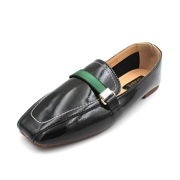 Model rotunjit de pantofi din piele lacuita cu decor metalic