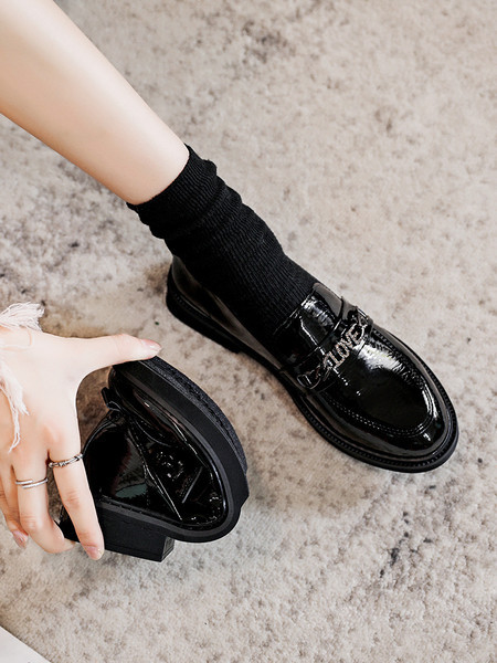 Mūsdienīgi sieviešu apavi no mākslīgās ādas ar metāla elementu - melnā krāsā