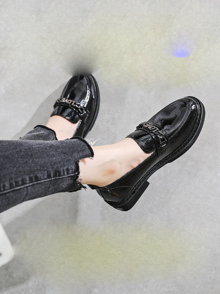 Mūsdienīgi sieviešu apavi no mākslīgās ādas ar metāla elementu - melnā krāsā