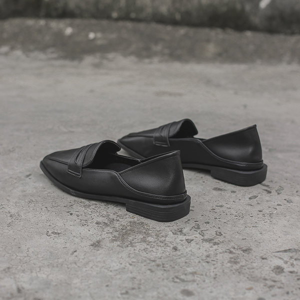 Sieviešu ikdienas apavi no mākslīgās ādas melnā krāsā