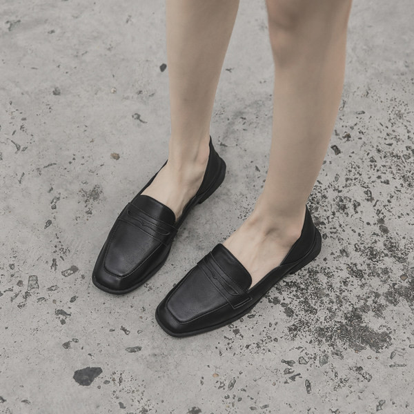 Sieviešu ikdienas apavi no mākslīgās ādas melnā krāsā