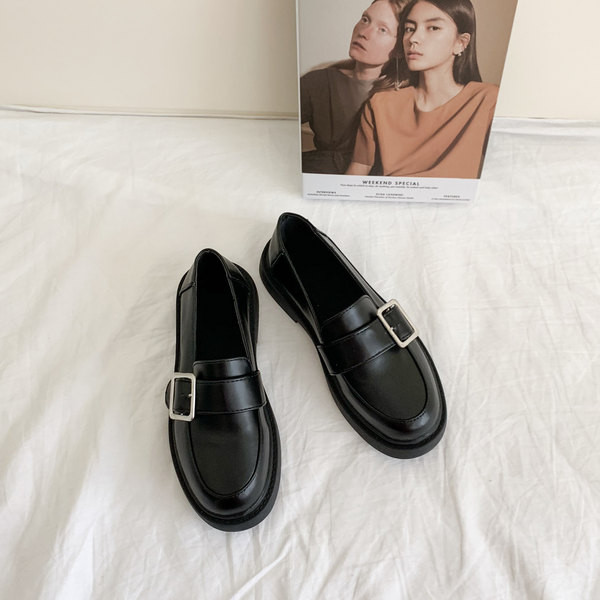 Pavasara sieviešu ādas apavi ar plakanu zoli un sprādzi