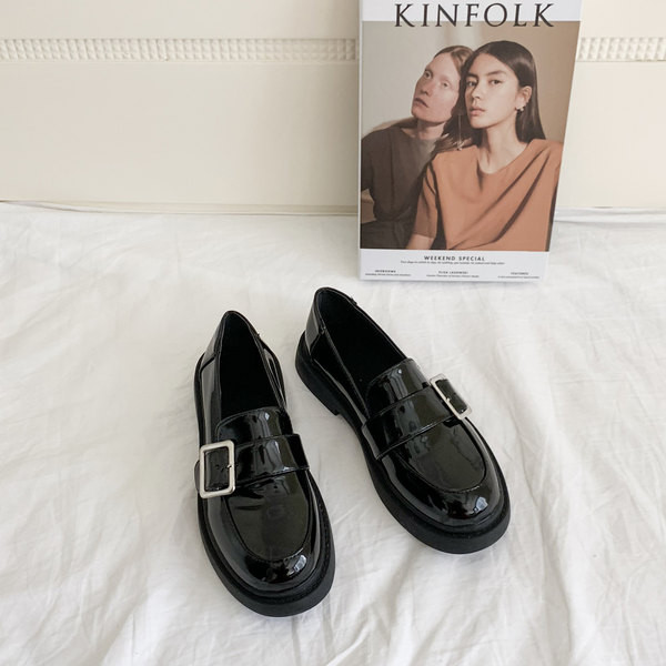 Pavasara sieviešu ādas apavi ar plakanu zoli un sprādzi