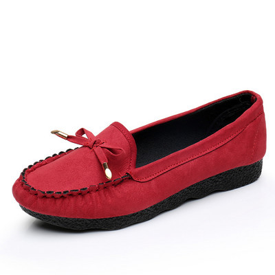 Sieviešu apavi ar šņorēm un metāla elementu