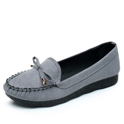 Sieviešu apavi ar šņorēm un metāla elementu