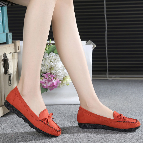 Sieviešu apavi ar šņorēm un metāla elementu