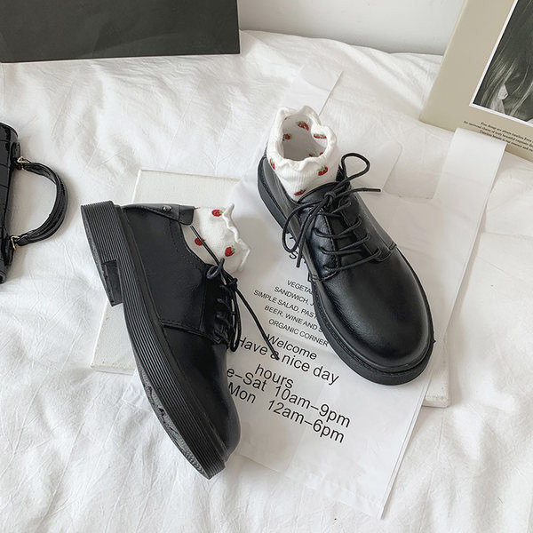 Sieviešu apavi ar šņorēm melnā krāsā - divi modeļi