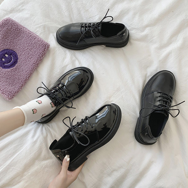 Sieviešu apavi ar šņorēm melnā krāsā - divi modeļi