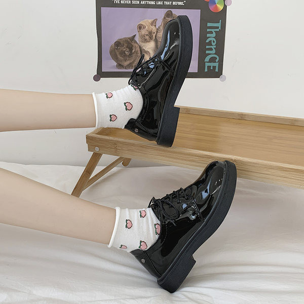 Sieviešu apavi ar šņorēm melnā krāsā - divi modeļi