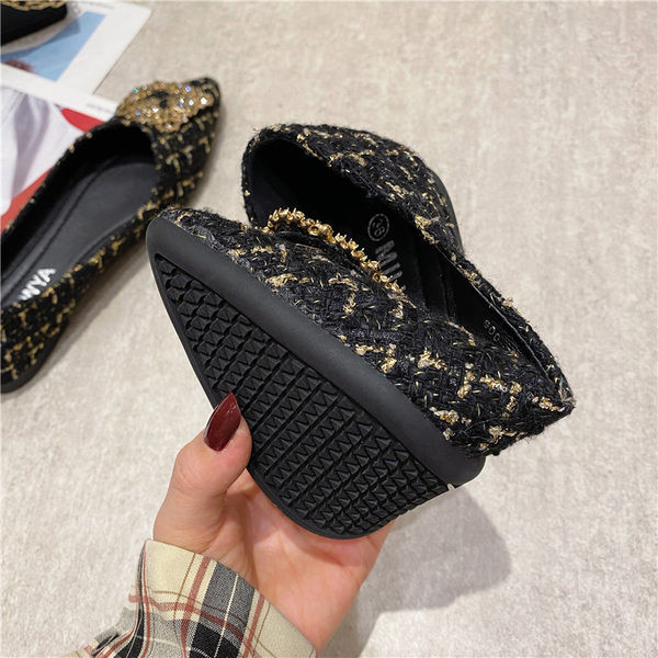 Model nou de pantofi textile de primavara cu decor metalic