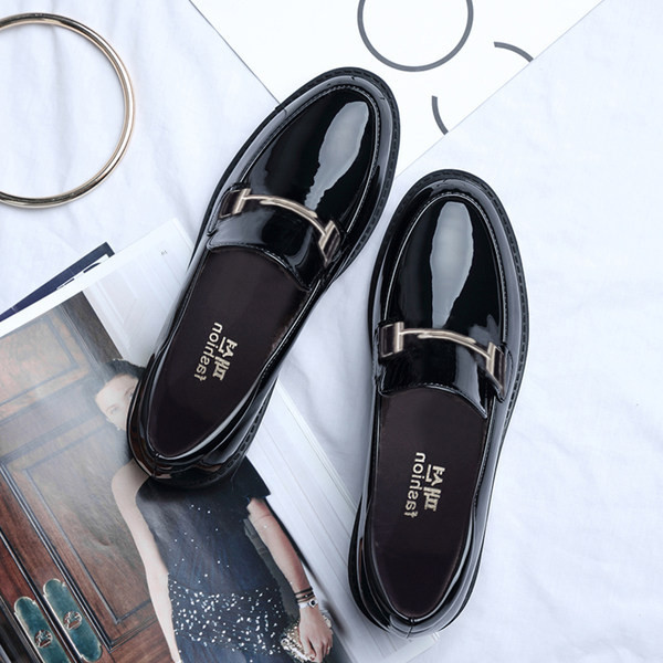 Pantofi moderni de dama cu element metalic in rosu si negru