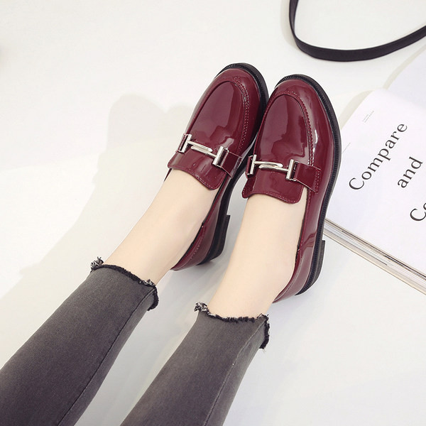 Pantofi moderni de dama cu element metalic in rosu si negru