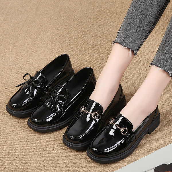 Jauns sieviešu apavu modelis ar kvadrātveida papēdi melnā krāsā - retro stilā