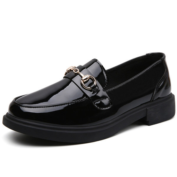 Jauns sieviešu apavu modelis ar kvadrātveida papēdi melnā krāsā - retro stilā