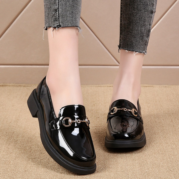 Jauns sieviešu apavu modelis ar kvadrātveida papēdi melnā krāsā - retro stilā