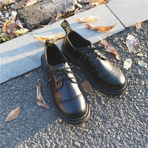 Melnas sieviešu ādas kurpes ar šņorēm