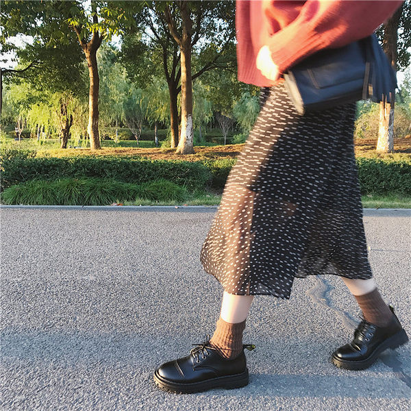 Melnas sieviešu ādas kurpes ar šņorēm