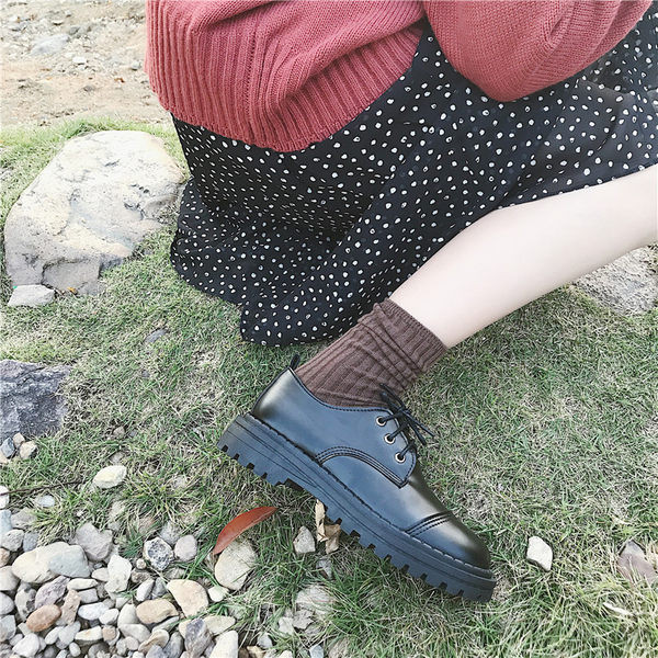 Melnas sieviešu ādas kurpes ar šņorēm