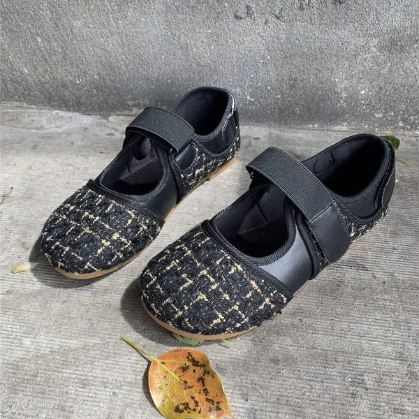 Ikdienas sieviešu apavi ar plakanu zoli - divi modeļi