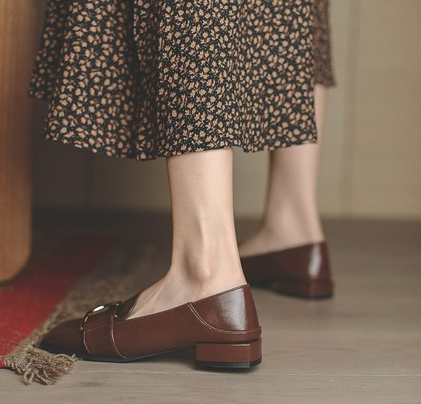 Pavasara-rudens sieviešu apavi no eko ādas ar metāla elementu