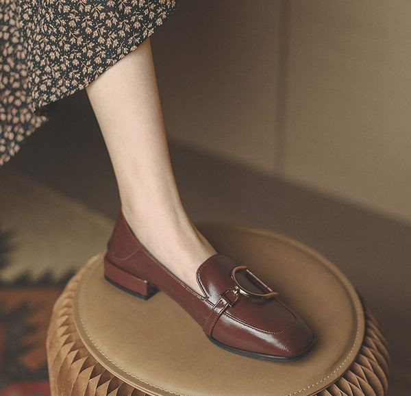 Pavasara-rudens sieviešu apavi no eko ādas ar metāla elementu