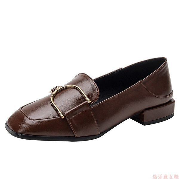 Pavasara-rudens sieviešu apavi no eko ādas ar metāla elementu