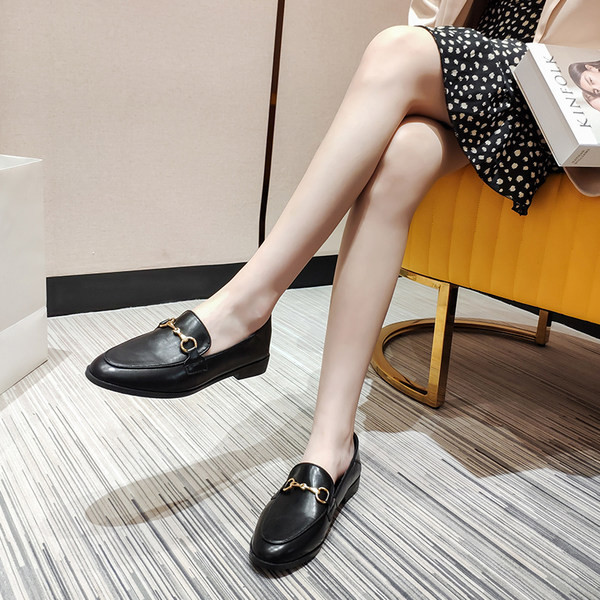 Jauns sieviešu ikdienas apavu modelis ar metāla elementu - mākslīgā āda