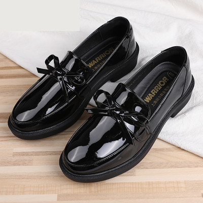 Sieviešu lakādas apaļas kurpes ar metāla elementu