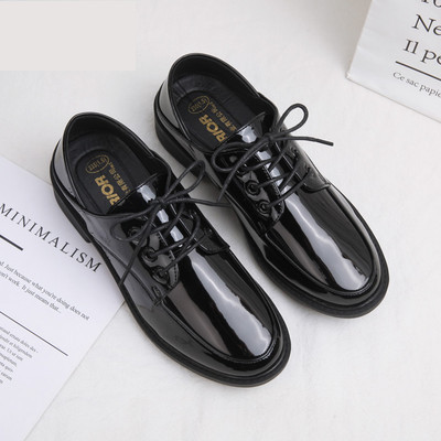 Sieviešu lakādas apaļas kurpes ar metāla elementu