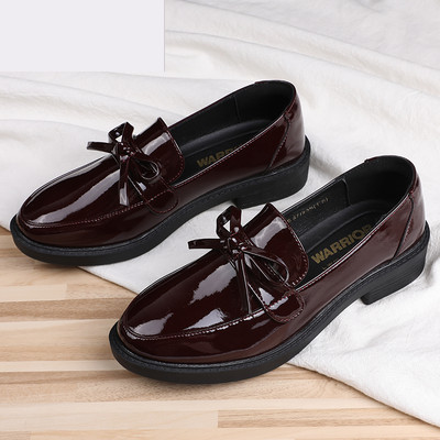 Sieviešu lakādas apaļas kurpes ar metāla elementu