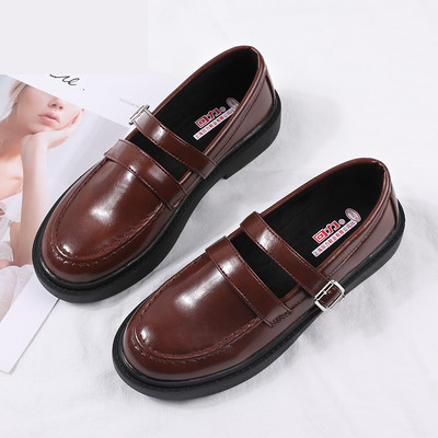 Sieviešu lakādas apaļas kurpes ar metāla elementu