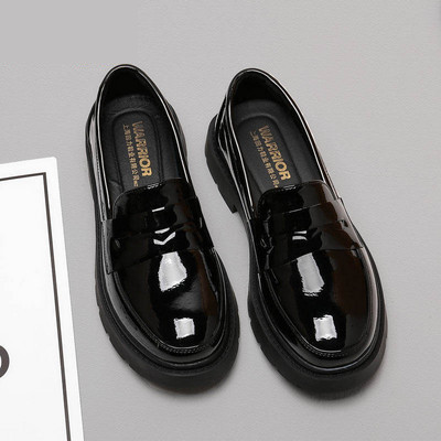 Sieviešu lakādas apaļas kurpes ar metāla elementu