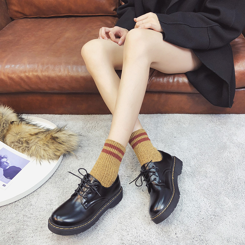 Sieviešu ikdienas apavi ar mežģīnēm melnā krāsā - divi modeļi