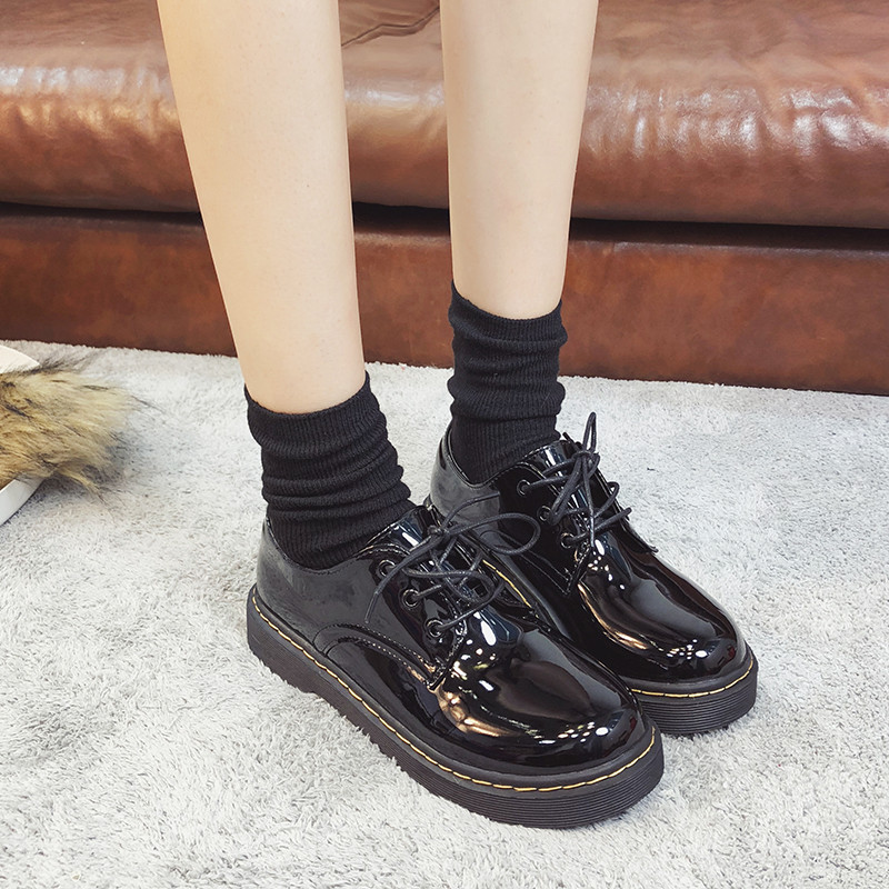 Sieviešu ikdienas apavi ar mežģīnēm melnā krāsā - divi modeļi