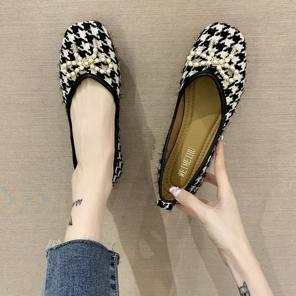 Casual γυναικεία παπούτσια με πούλιες και επίπεδη σόλα