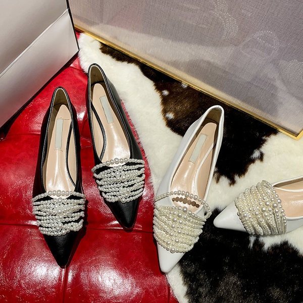 Jauna modeļa smailas kurpes ar pērļu rotājumu